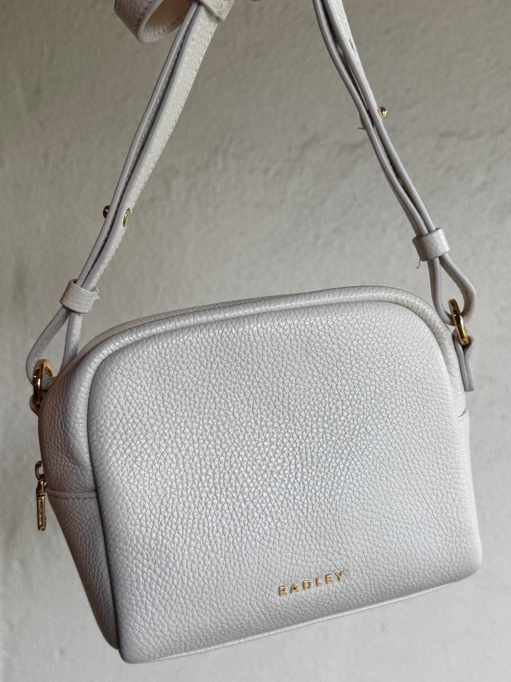 RADLEY LONDON Cream Pebbled Leather Crossbody Camera Bag